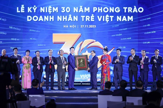 Thủ tướng Phạm Minh Chính tặng bức phù điêu cho Hội Doanh nhân trẻ Việt Nam 