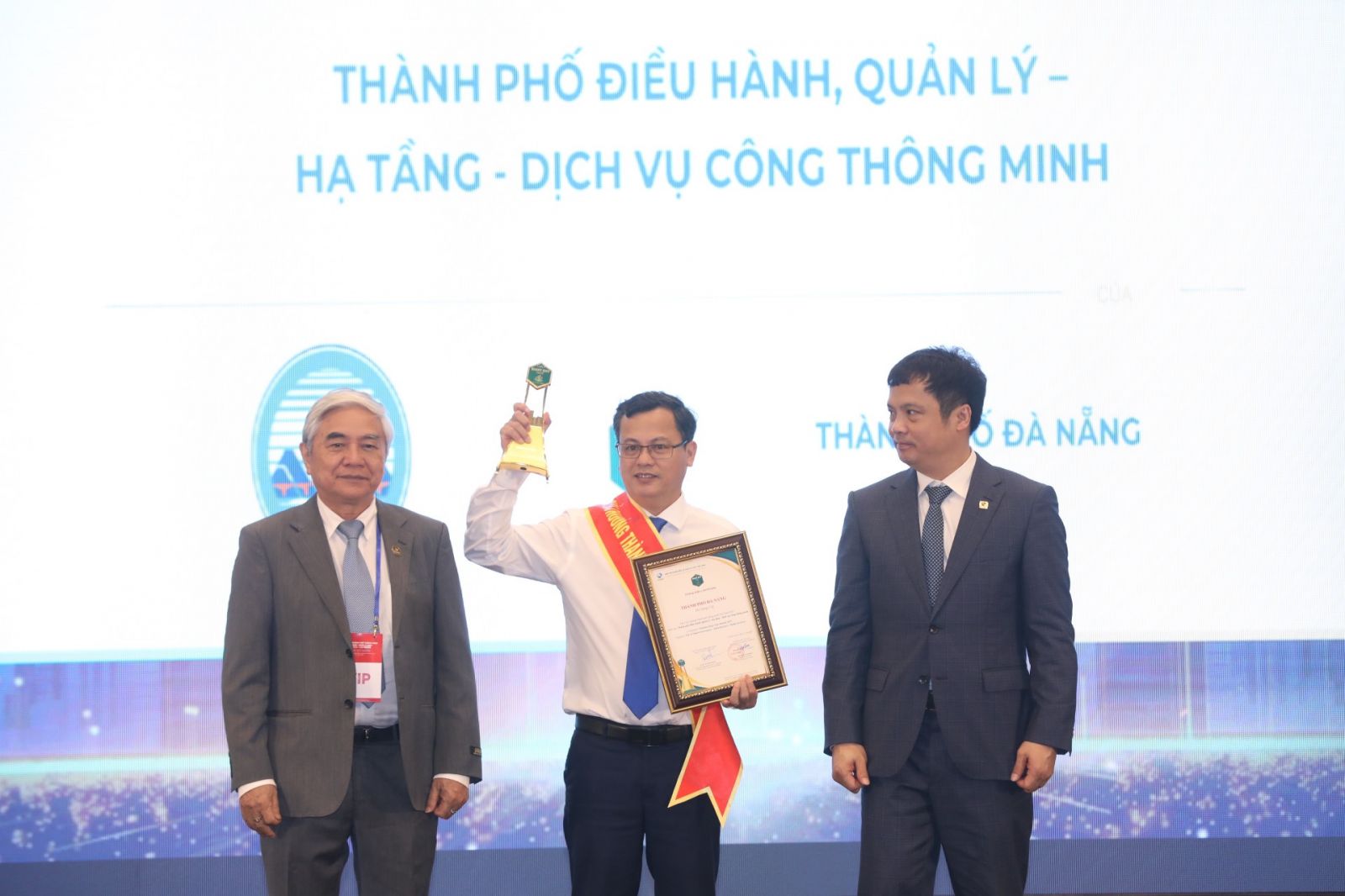 Đại diện TP Đà Nẵng nhận giải thưởng