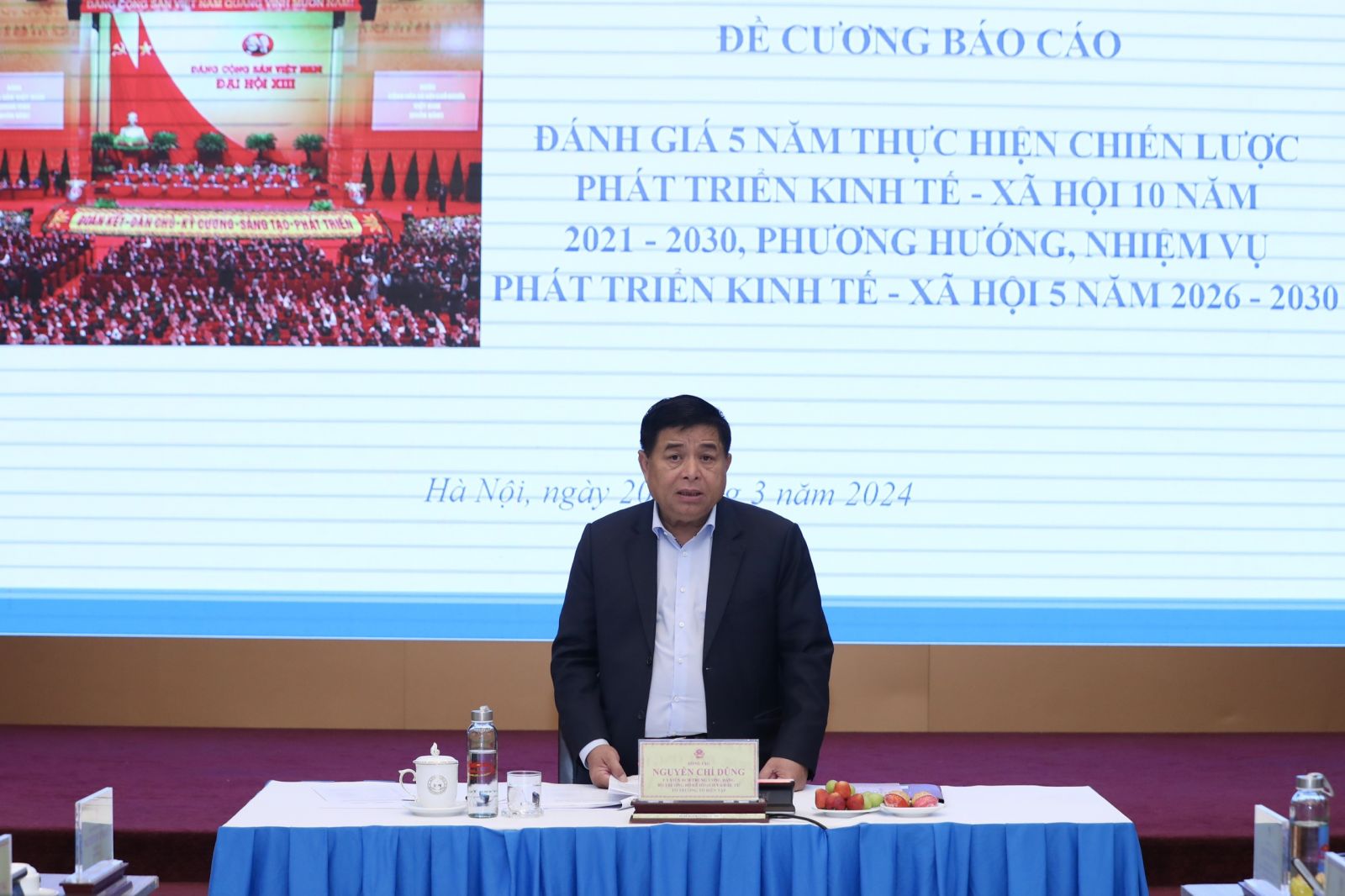 Bộ trưởng Bộ Kế hoạch và Đầu tư Nguyễn Chí Dũng - Tổ trưởng Tổ Biên tập phát biểu tại phiên họp