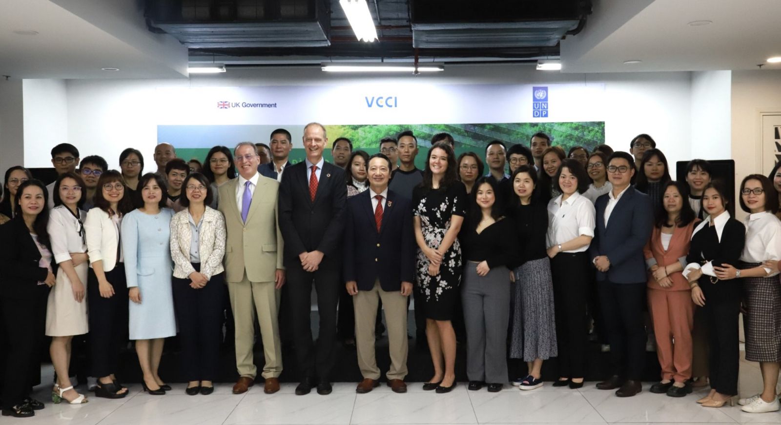 Lãnh đạo VCCI, đại diện Đại sứ quán Anh tại Hà Nội và UNDP Việt Nam cùng các doanh nghiệp tham gia chương trình đào tạo tại Hà Nội