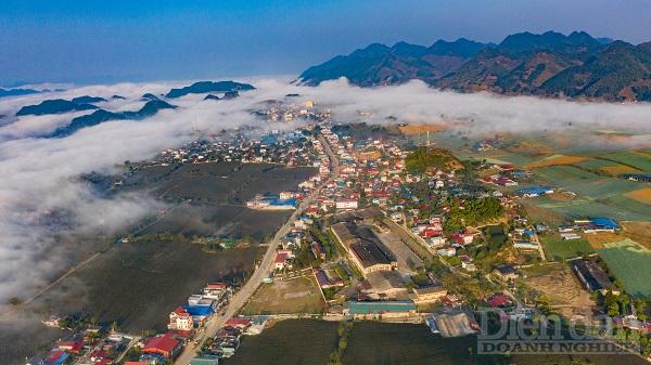 Những áng mây bồng bềnh bao phủ thị trấn Mộc Châu
