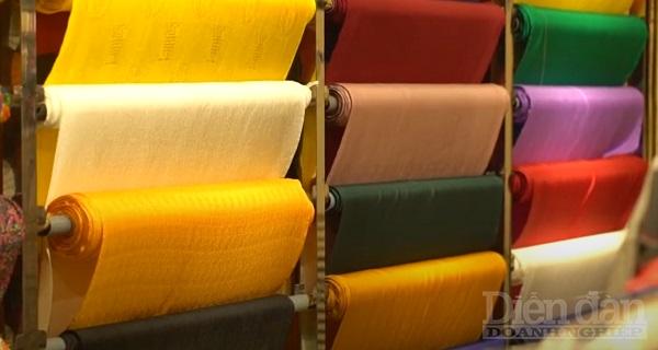 Nhiều sản phẩm lụa được sản xuất đa dạng mẫu mã và màu sắc để phục vụ phát triển du lịch