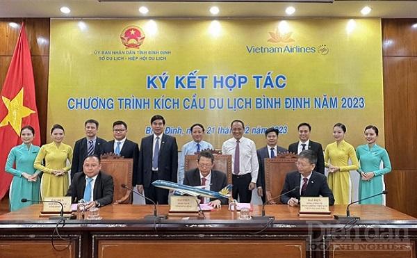 Đại diện Vietnam Airlines và UBND tỉnh Bình Định, Hiệp hội Du lịch tỉnh Bình Định ký kết thỏa thuận hợp tác kích cầu du lịch năm 2023