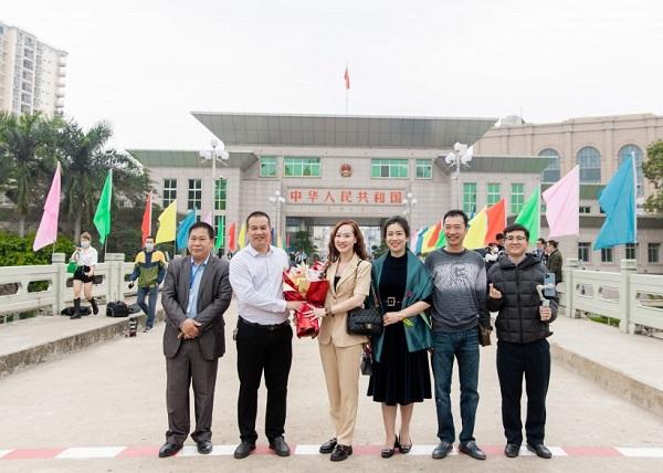 Bà Phạm Thị Oanh, Trưởng phòng VH-TT thành phố Móng Cái tặng hoa những đoàn khách du lịch Trung Quốc ngày 15/3