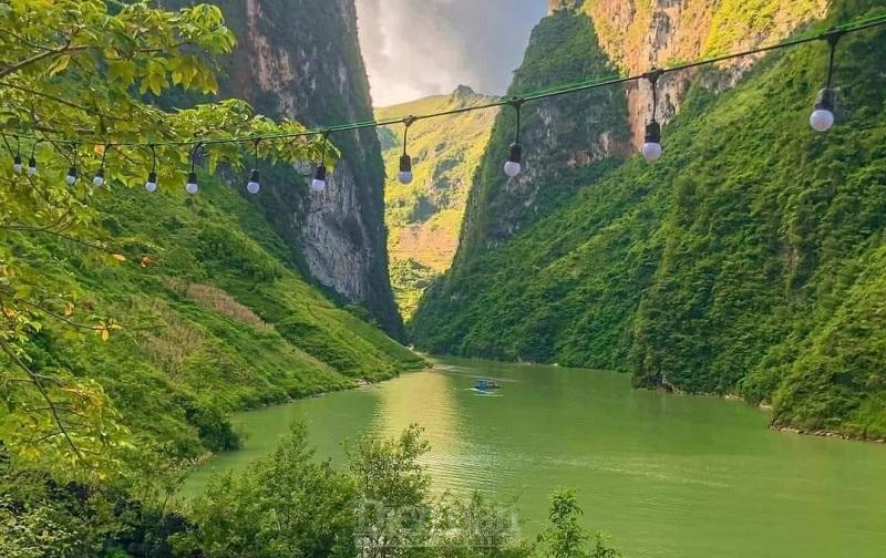 Sông Nho Quế như một dải lụa xanh ngọc bích ôm trọn lấy dãy núi hùng vĩ