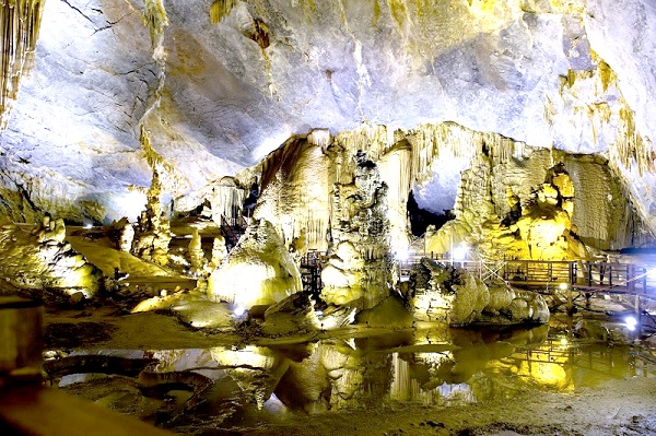 Hệ thống hang động đẹp và kỳ vĩ đã thu hút nhiều du khách đến với Hòa Bình