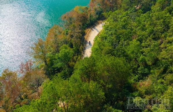 Hồ Bản Viết hấp dẫn du khách bởi khung cảnh thiên nhiên đầy màu sắc