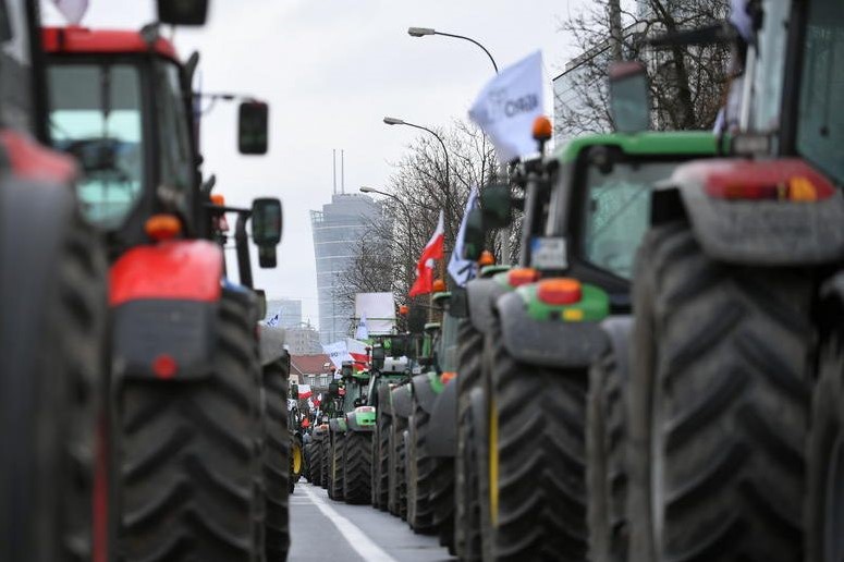 Nông dân Ba Lan biểu tình bằng máy cày phản đối ngũ cốc Ukraine trong tháng 4
