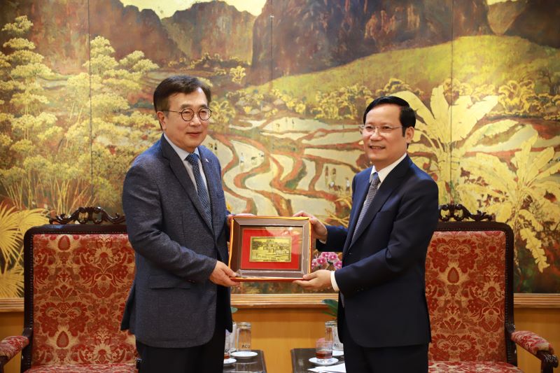 Chủ tịch VCCI Phạm Tấn Công (trái) cam kết ủng hộ chương trình của phía Hàn Quốc