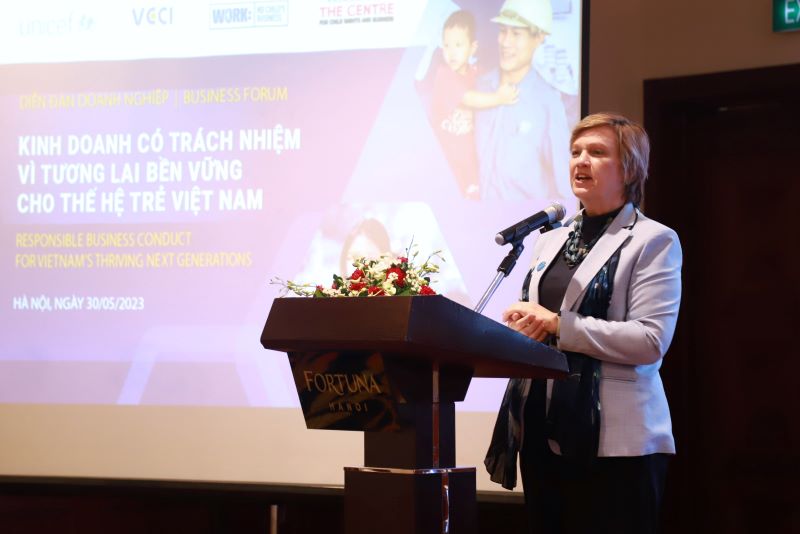 Trưởng đại diện UNICEF tại Việt Nam, bà Rana Flowers, phát biểu tại hội nghị