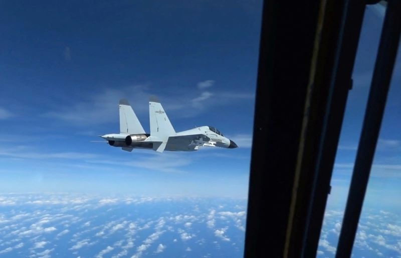 Máy bay Trung Quốc đã bay rất sát máy bay Mỹ trong vụ việc mới ở trên Biển Đông