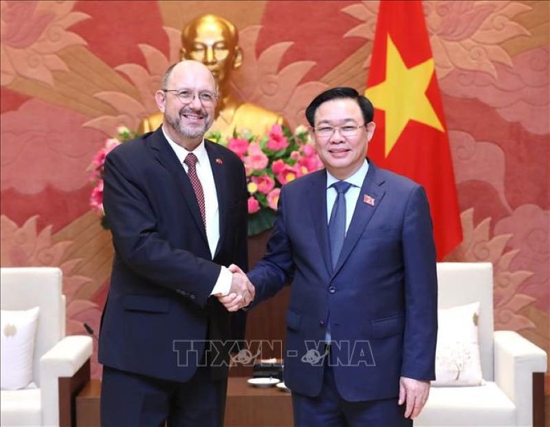 Chủ tịch Quốc hội Việt Nam Vương Đình Huệ (phải) và Đại sứ Thụy Sỹ tại Việt Nam Thomas Gass - Ảnh: TTXVN