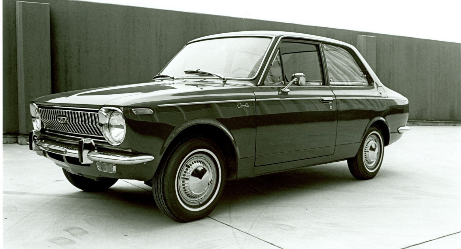 Chiếc Toyota Corolla đầu tiên ra đời 1969 trải qua nhiều phiên bản vẫn giữ ngôi vị xe bán chạy nhất mọi thời đại