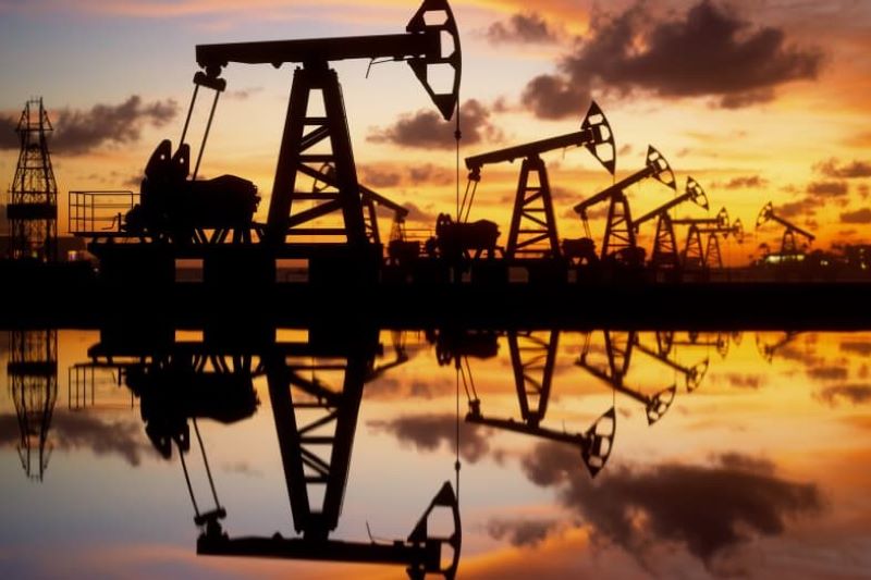 Giá dầu thô diễn biến khó lường trước các động thái thắt chặt nguồn cung của các nhà xuất khẩu lớn