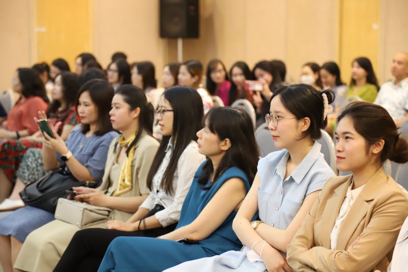 Các nữ cán bộ nhân viên của VCCI tham dự chương trình