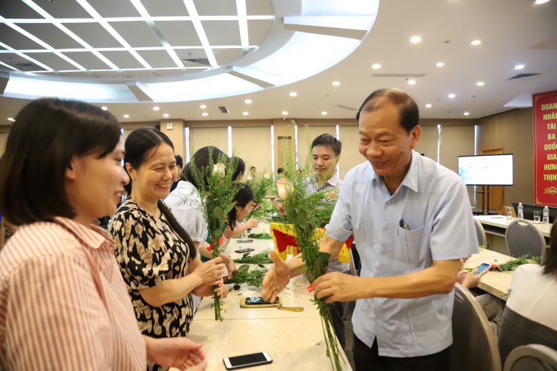 Phó Chủ tịch VCCI Hoàng Quang Phòng tặng hoa cho cán bộ nhân viên nữ