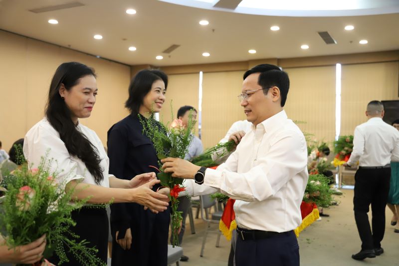 Chủ tịch VCCI tặng hoa cho cán bộ nhân viên nữ