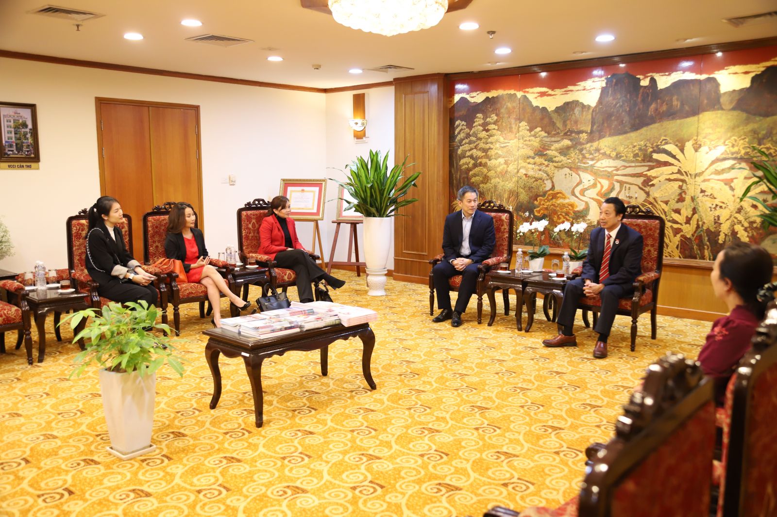 Phó Chủ tịch VCCI Nguyễn Quang Vinh cam kết sẽ hỗ trợ mọi doanh nghiệp trong và ngoài nước làm ăn theo đúng pháp luật sở tại