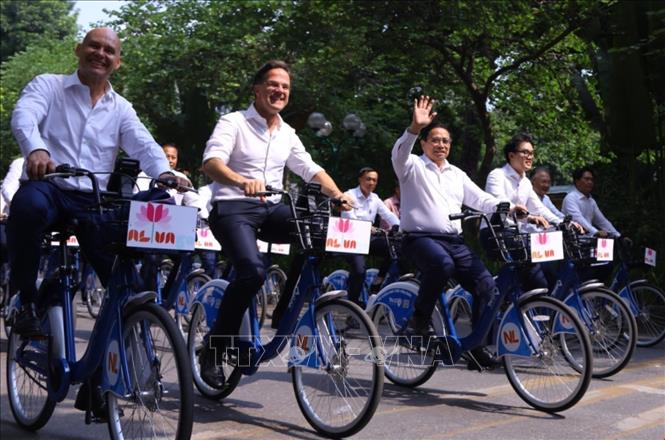 Thủ tướng Hà Lan và Thủ tướng Việt Nam đã có buổi đạp xe trên phố phường Hà Nội sáng 2/11