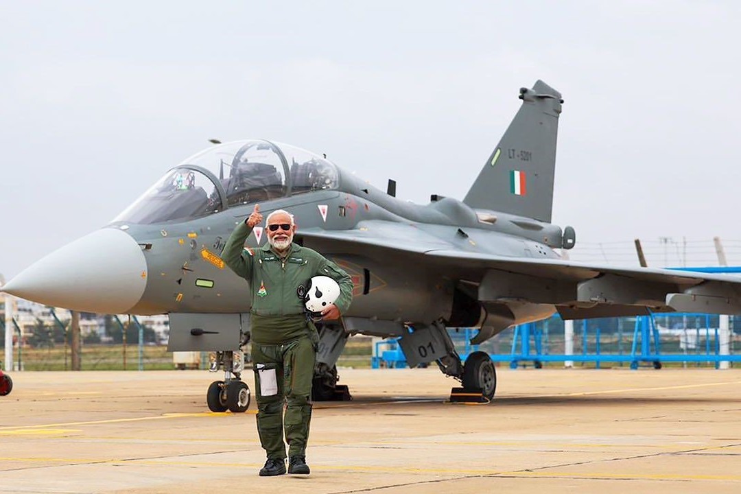 Thủ tướng Modi tham gia trình diễn máy bay nội địa của Ấn Độ vào 25/11 vừa qua