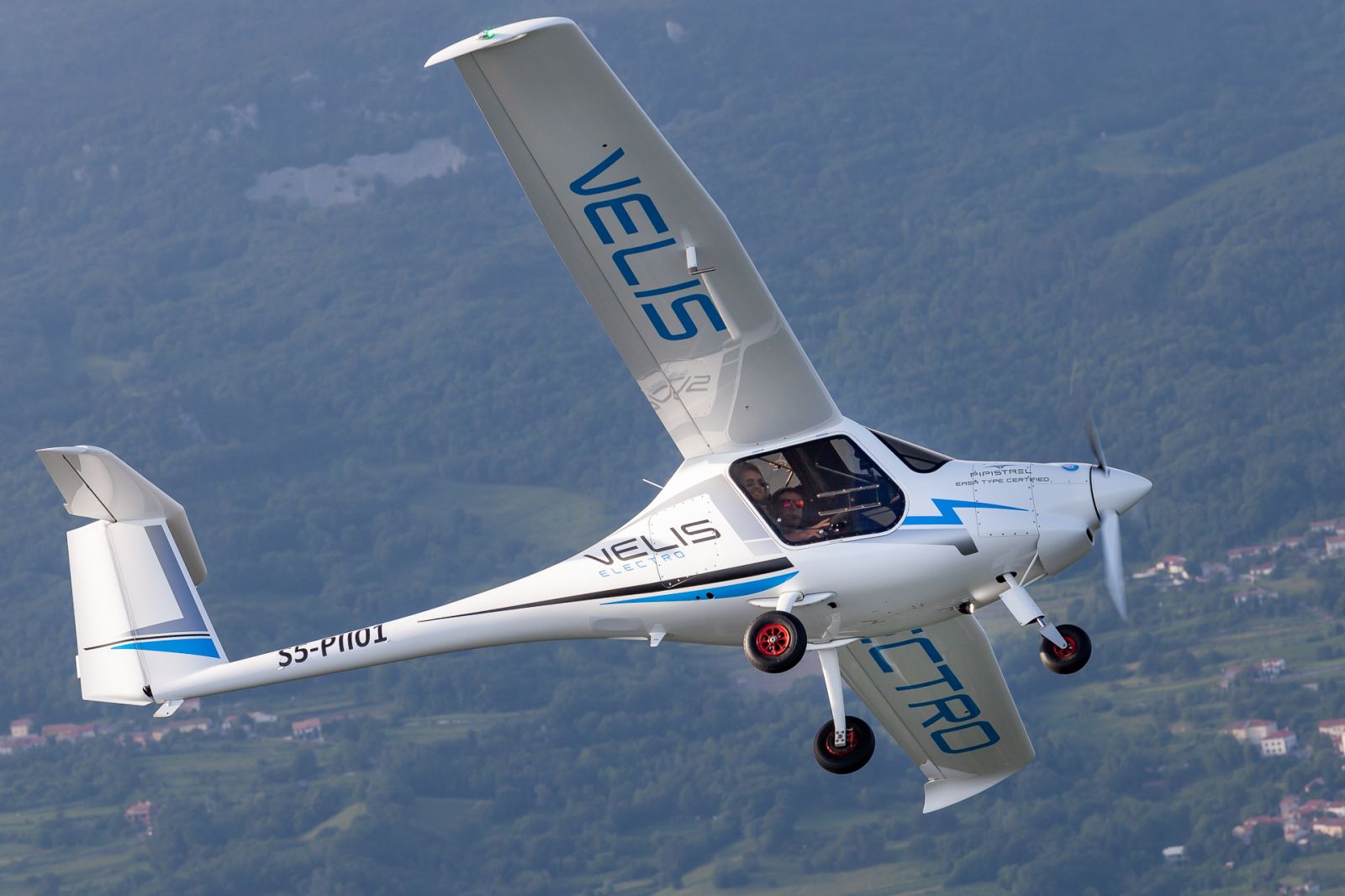 Chiếc Pipistrel Velis Electro hai chỗ ngồi, chủ yếu dành cho việc huấn luyện phi công, là máy bay điện duy nhất được EASA chứng nhận