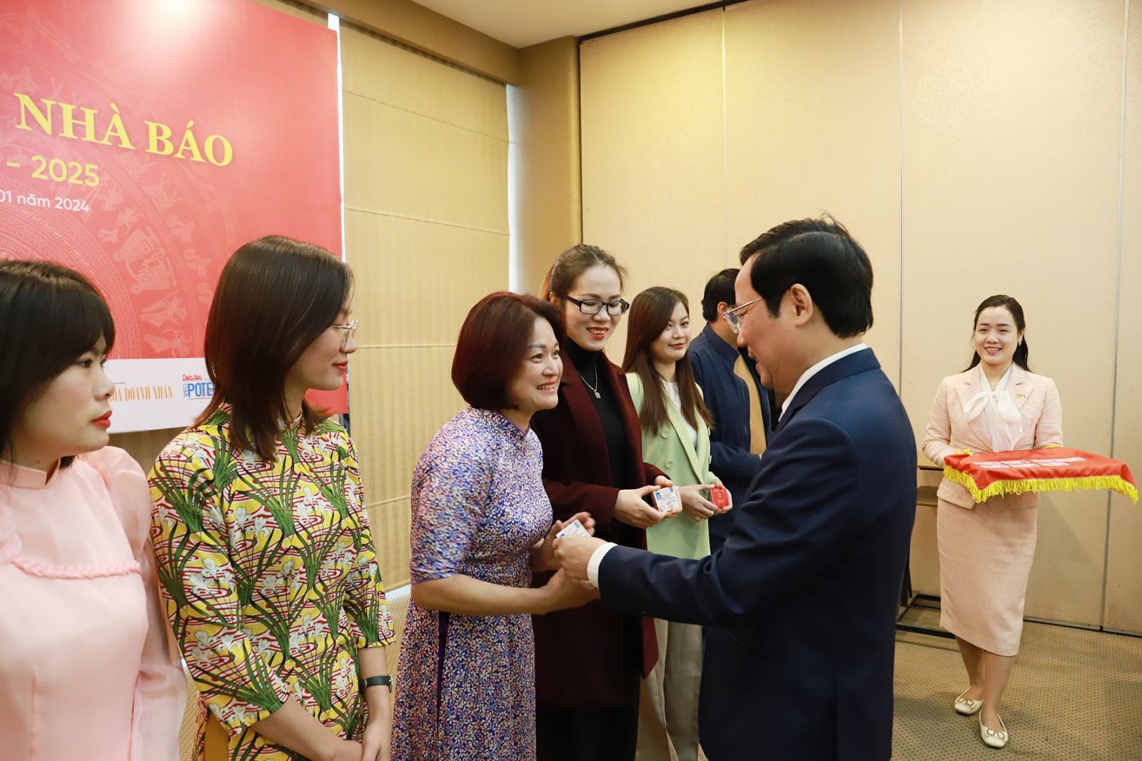 Chủ tịch Phạm Tấn Công trao thẻ cho các nhà báo