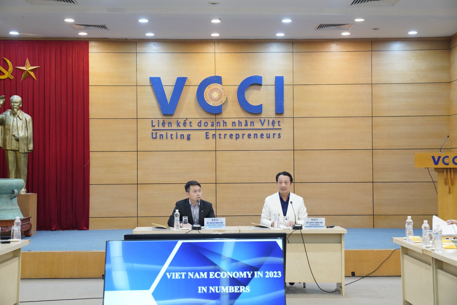 Trong buổi gặp, Phó chủ tịch Nguyễn Quang Vinh đã trả lời một số câu hỏi từ các nhà đầu tư nước ngoài