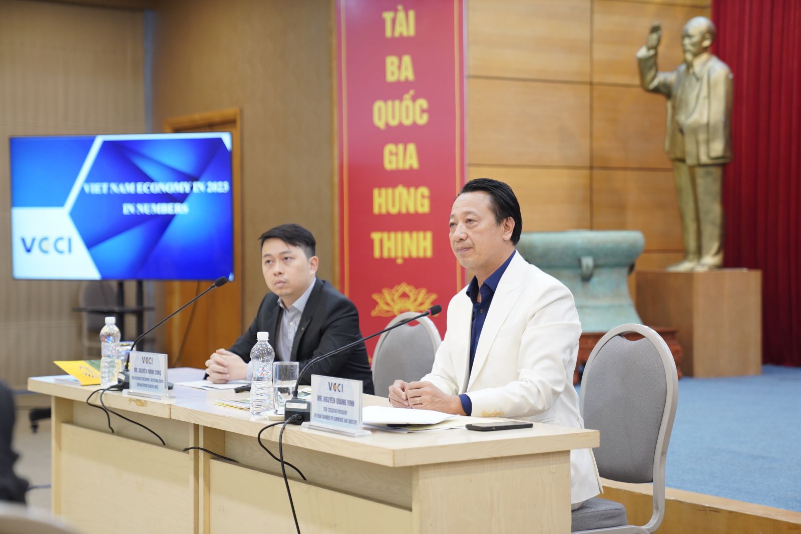Phó Chủ tịch VCCI Nguyễn Quang Vinh đã có buổi trao đổi với nhiều quỹ đầu tư hàng đầu châu Á và thế giới về triển vọng kinh tế Việt Nam