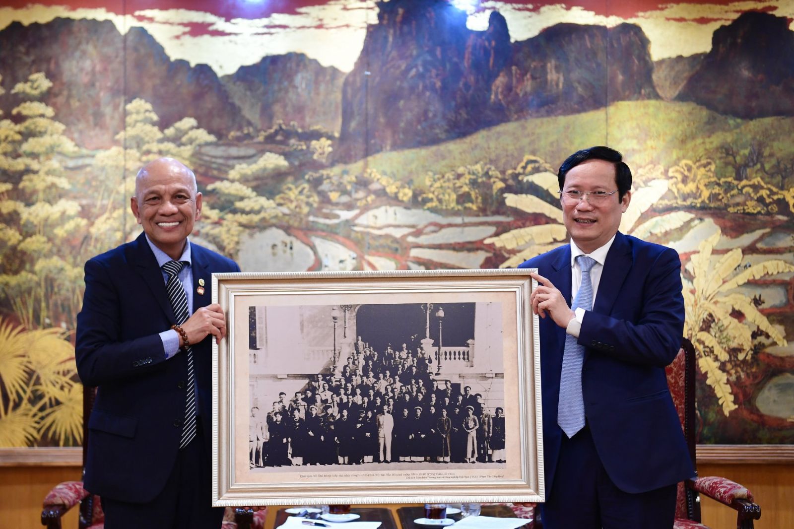 Chủ tịch VCCI Phạm Tấn Công (phải) đã có cuộc gặp ý nghĩa với Chủ tịch BAOOV Nguyễn Hồng Huệ (Peter Hồng)