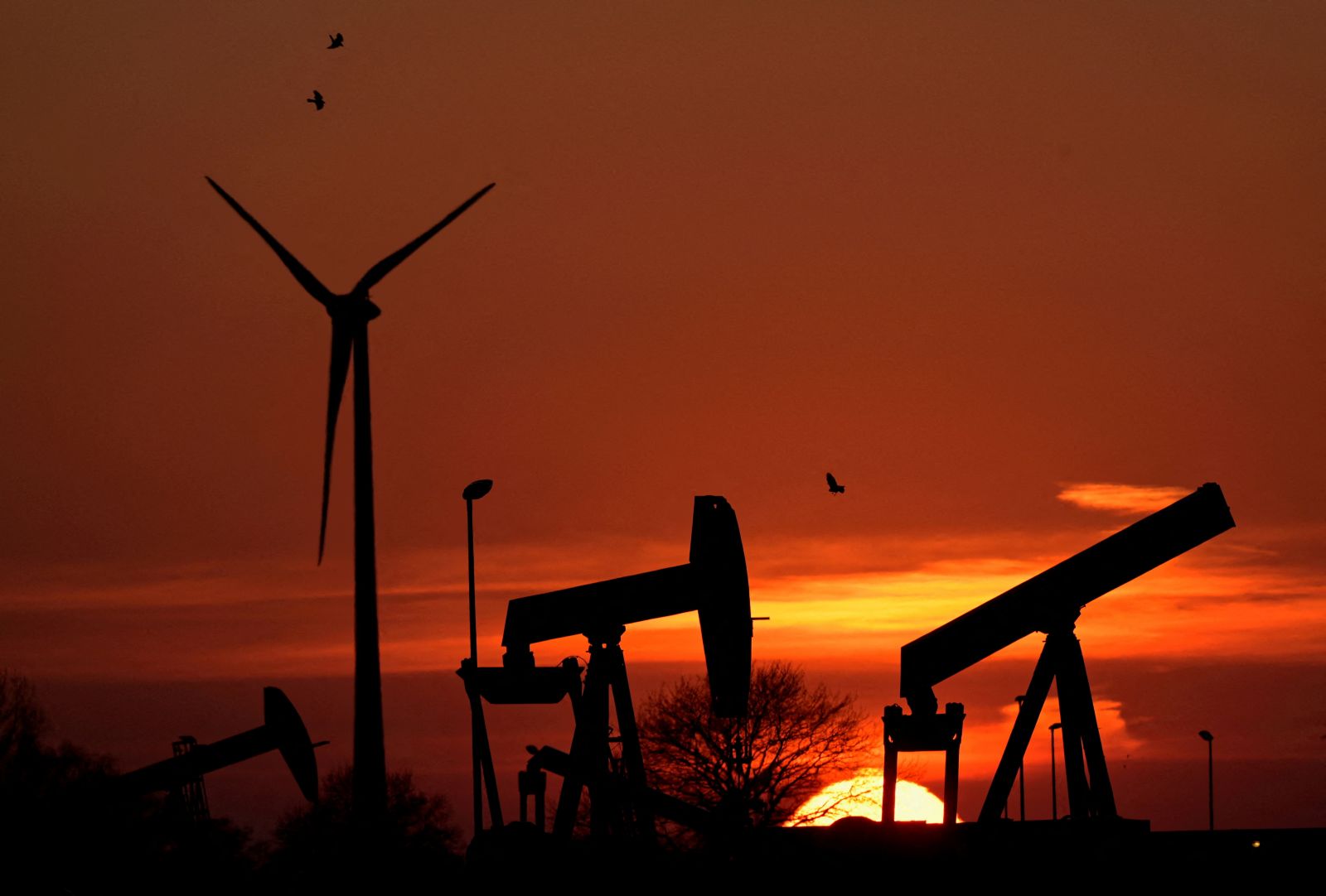 Giá dầu có nguy cơ vượt mốc 100 USD/thùng nếu kịch bản xấu xảy ra