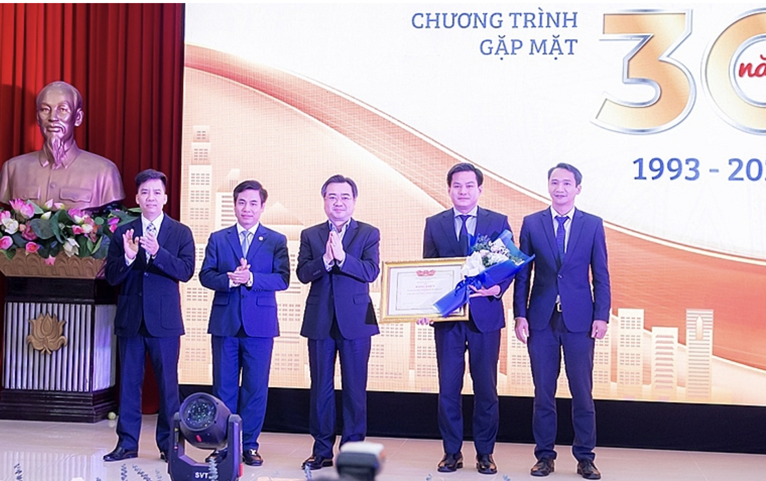 Bộ trưởng Nguyễn Thanh Nghị tặng bằng khen cho tập thể Cục Quản lý Nhà và Thị trường bất động sản.