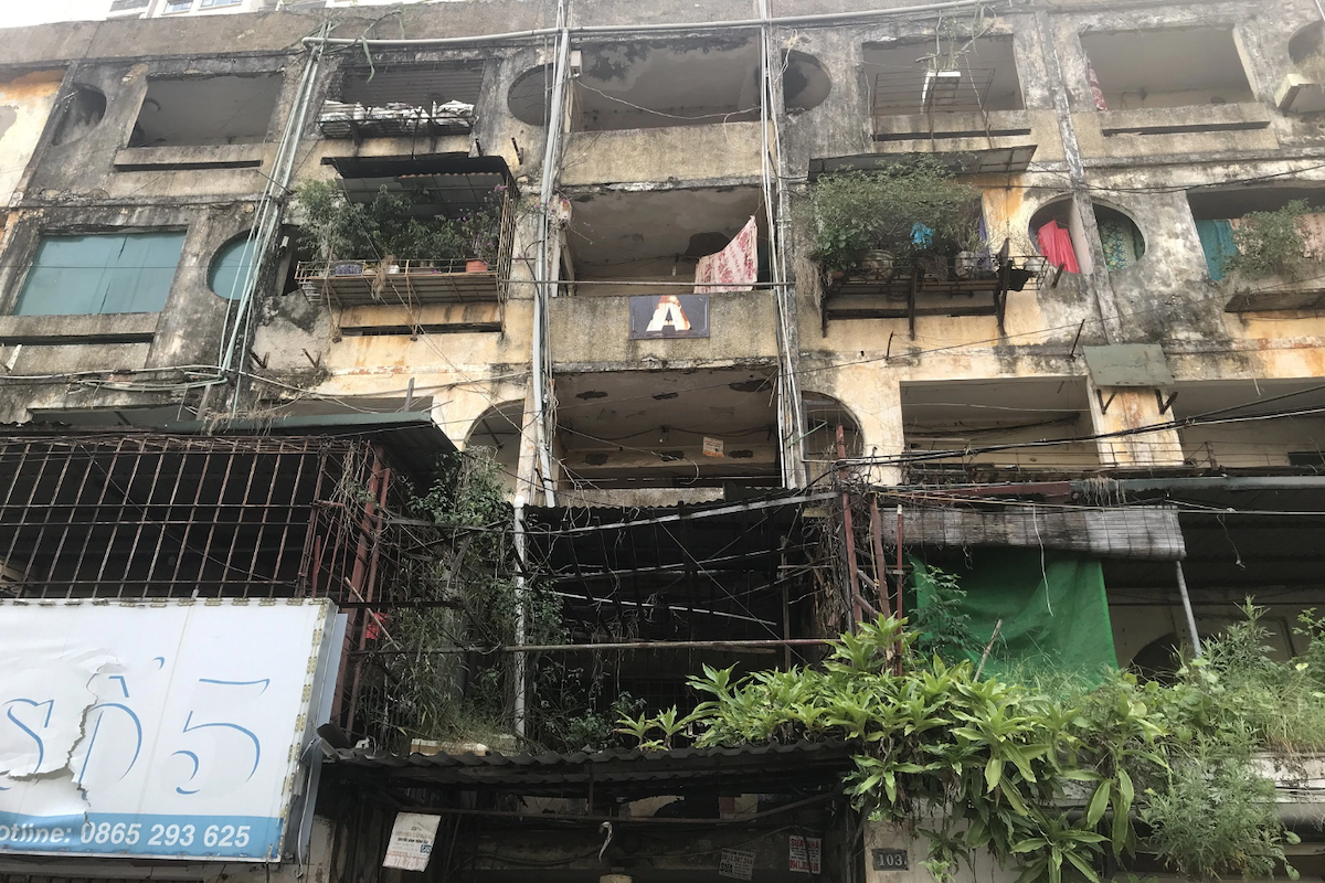 Tòa nhà A, khu chung cư cũ Ngọc Khánh (quận Ba Đình) đã xuống cấp trầm trọng sẽ được ưu tiên cải tạo trong thời gian sớm nhất. 