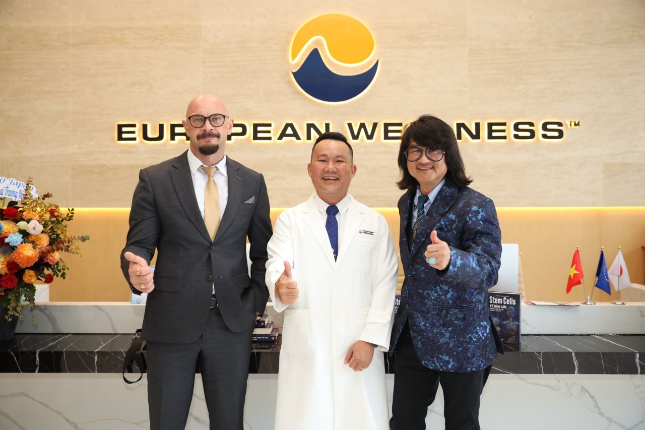 Gs.Ts. Mike Chan - Chủ tịch European Wellness Group cùng Ths.Bs. Trần Thạch Dũng - Tổng Giám đốc European Wellness Việt Nam tại sự kiện khai trương.