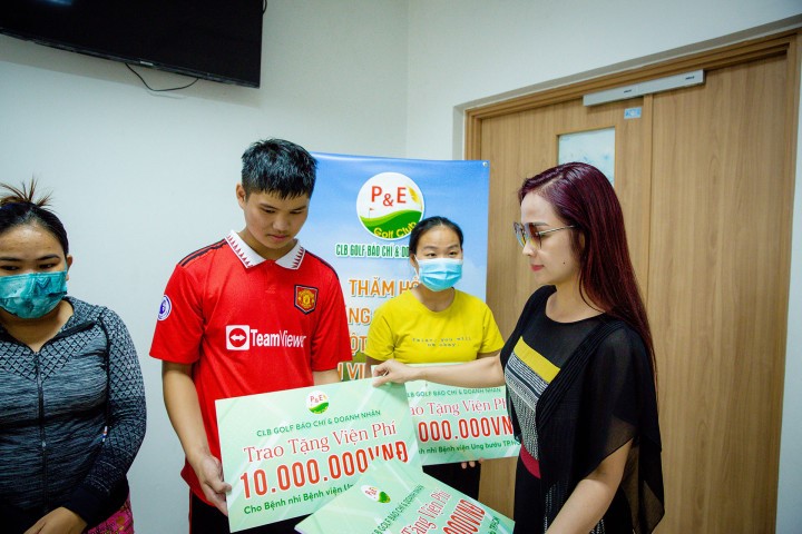 Golfer Doanh Nhân Mai Nguyễn luôn đồng hành cùng các công tác từ thiện của CLB trên khắp các tỉnh thành Việt Nam