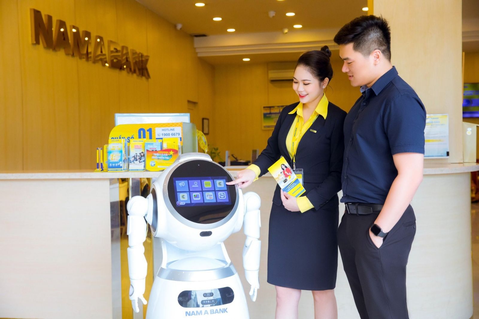 Nam A Bank là ngân hàng đầu tiên đưa robot vào phục vụ khách hàng