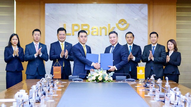 Ông Hồ Nam Tiến – Tổng Giám đốc LPBank (bên trái) và ông Nguyễn Đình Trung – Chủ tịch Tập đoàn Hưng Thịnh (bên phải) thực hiện ký kết hợp đồng tín dụng