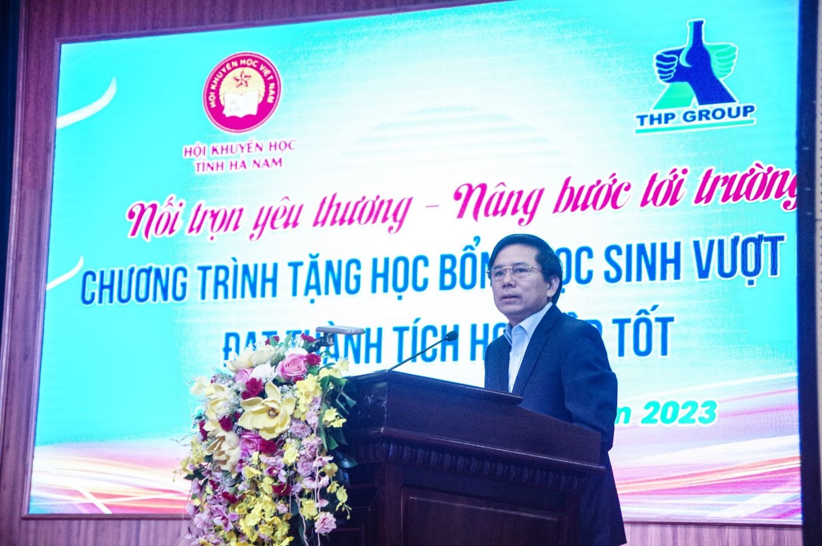 Ông Trần Xuân Dưỡng, Phó Chủ tịch UBND tỉnh Hà Nam chia sẻ tại buổi trao học bổng cho 150 em học sinh vượt khó, học tốt
