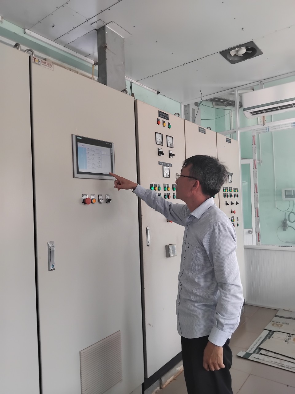 Ông Nguyễn Quang Vinh- Giám đốc trung tâm vận hành và quản lý chất lượng BPWACO đang kiểm tra hệ thống thiết bị tại Nhà máy nước của BPWACO