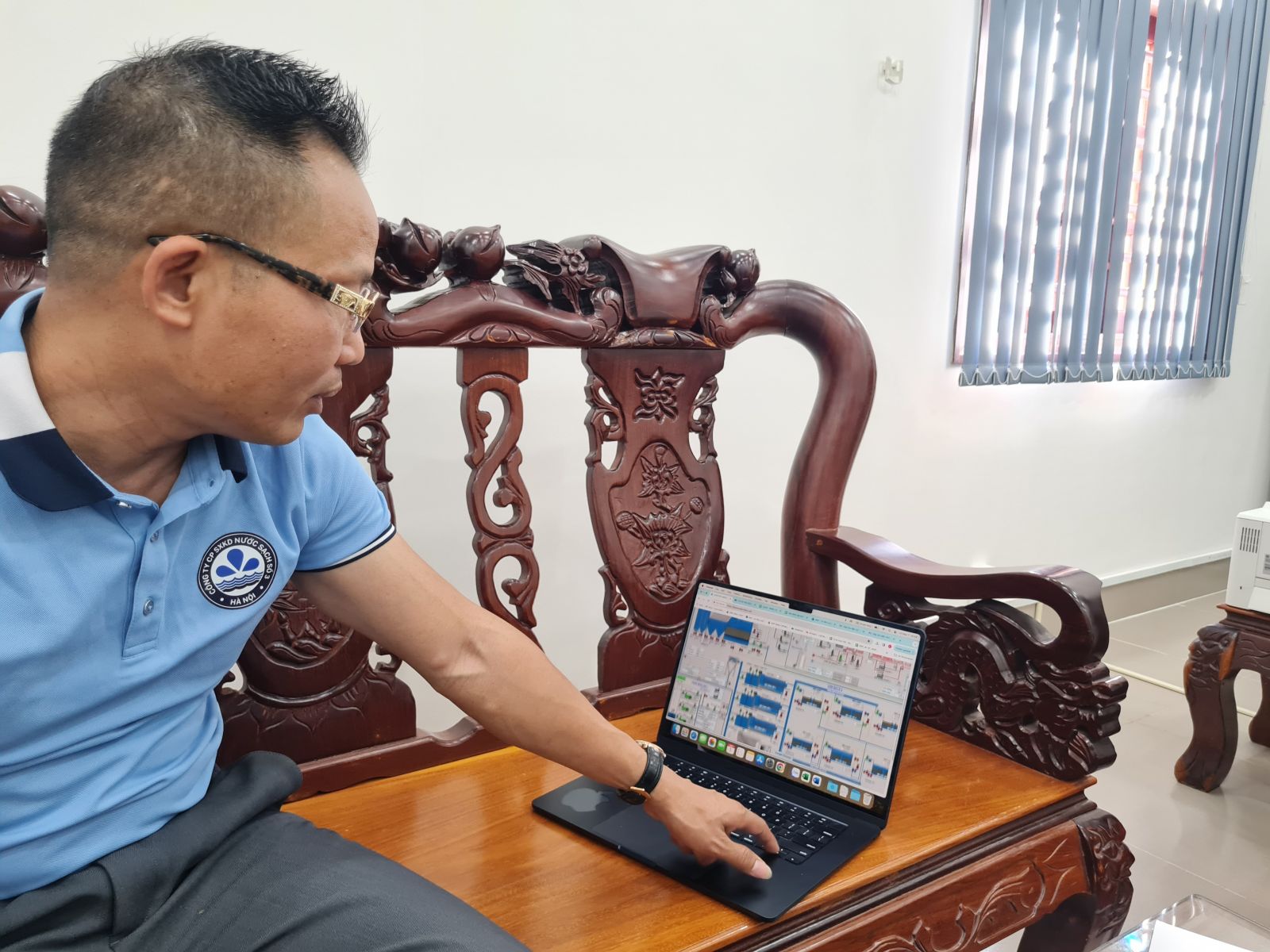 Ông Lê Văn Luyện – Tổng giám đốc BPWACO chia sẻ với phóng viên về hệ thống SCADA quản lý mạng lưới cấp nước trực tuyến trên máy tính