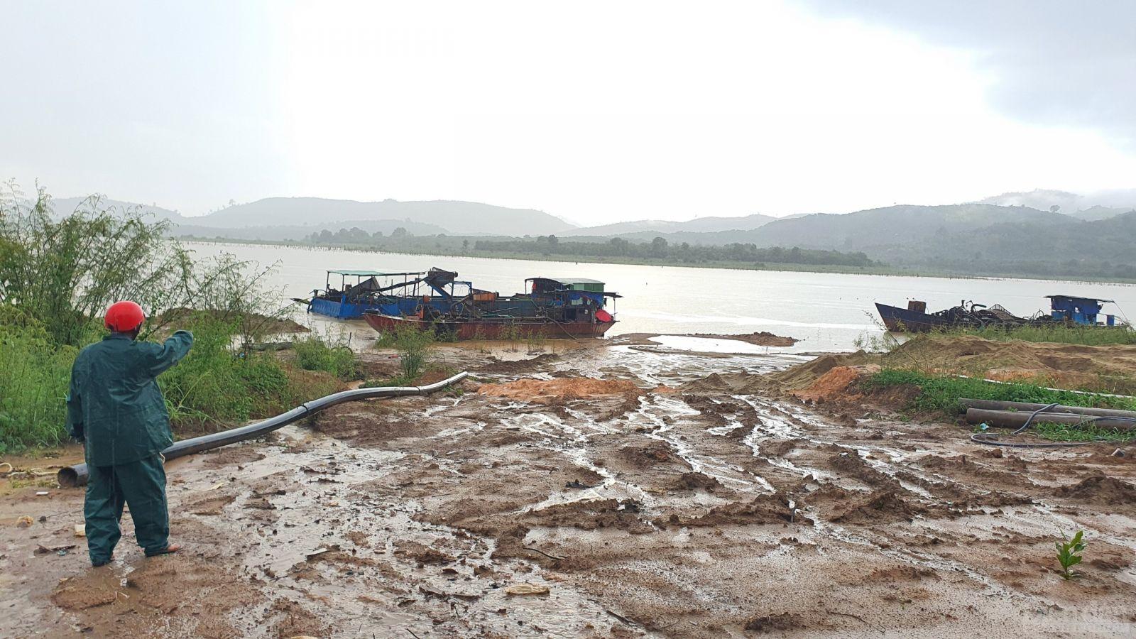Phương tiện bị bắt quả tang khai thác cát trái phép trên lòng hồ Sê San giáp ranh hai tỉnh Gia Lai và Kon Tum
