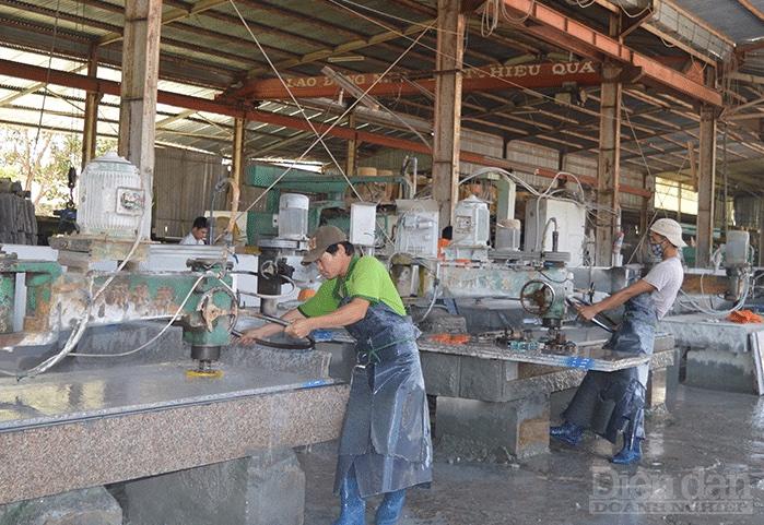 Người lao động trong doanh nghiệp khai thác đá ở Gia Lai