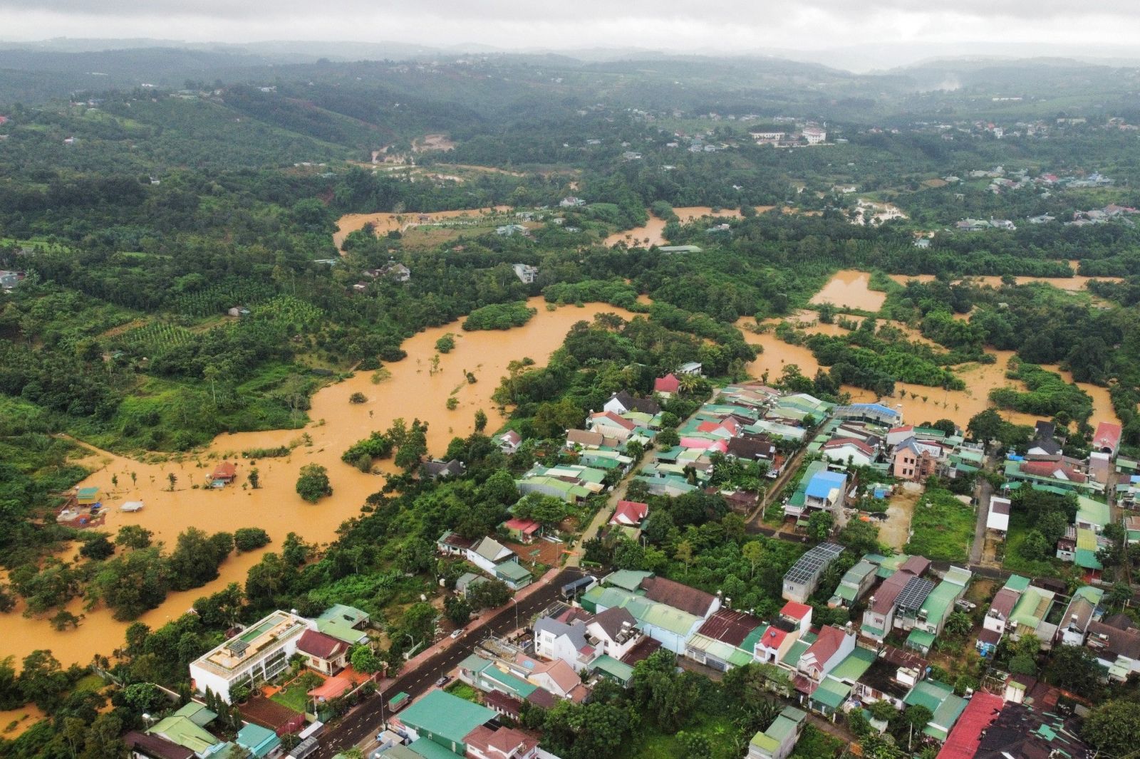 Một góc thành phố Gia Nghĩa chìm trong nước lũ, chính quyền đã nhanh chóng sơ tán người dân khỏi nơi ngập lụt đến nơi an toàn