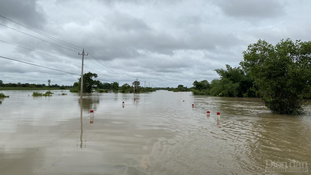 Quốc lộ 14C đi qua xã Ia Lốp huyện Ea Súp bị gập nặng trong nước