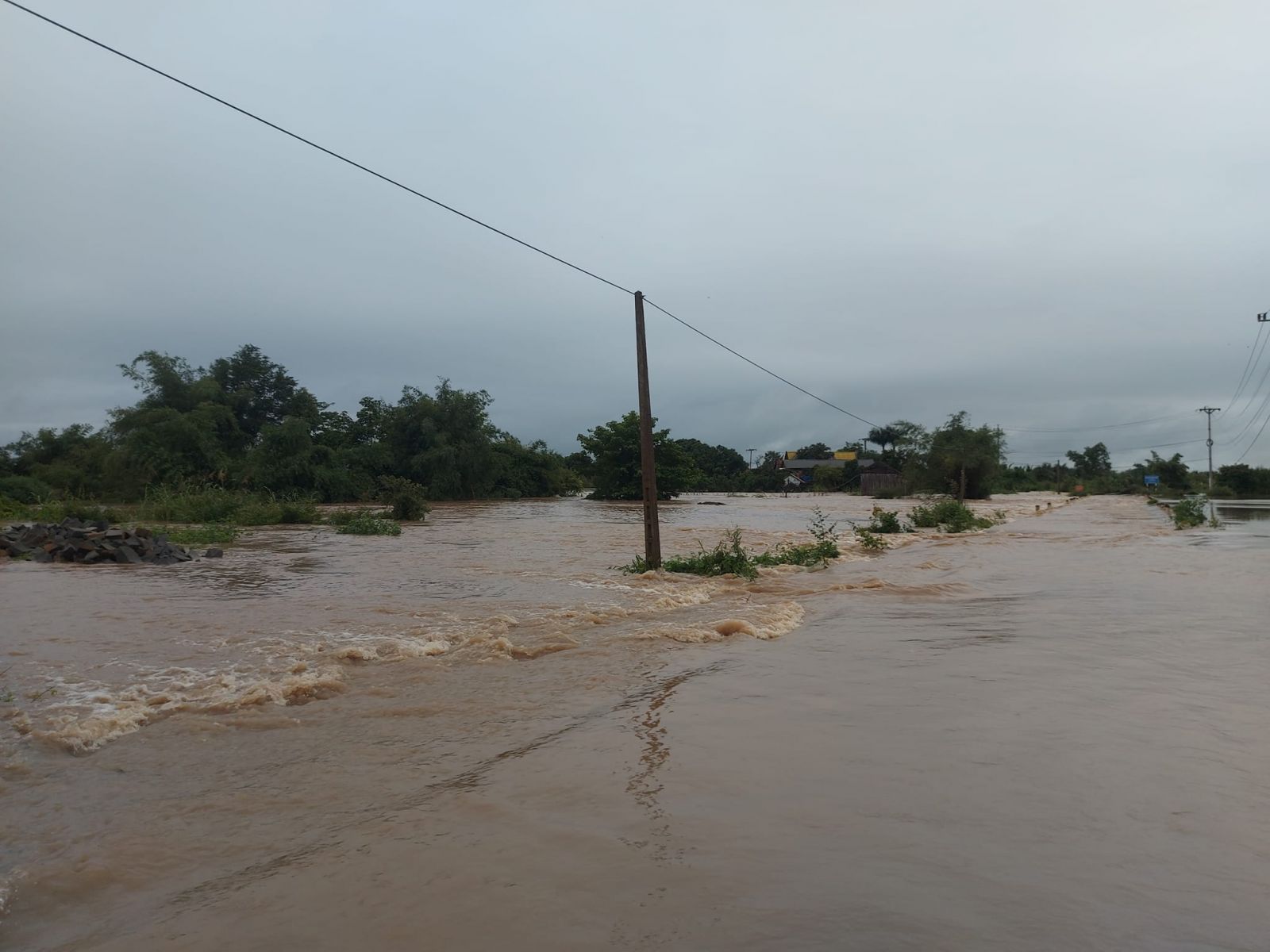 Ngập lụt cũng chia cách nhiều tuyến đường ở huyện Ea Súp tỉnh Đắk Lắk 