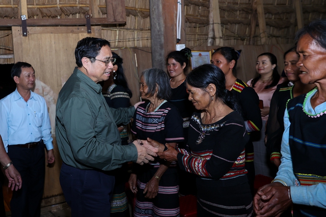 Thủ tướng cùng đoàn công tác thăm hỏi bà con làng du lịch cộng đồng Kon Pring - ảnh VGP