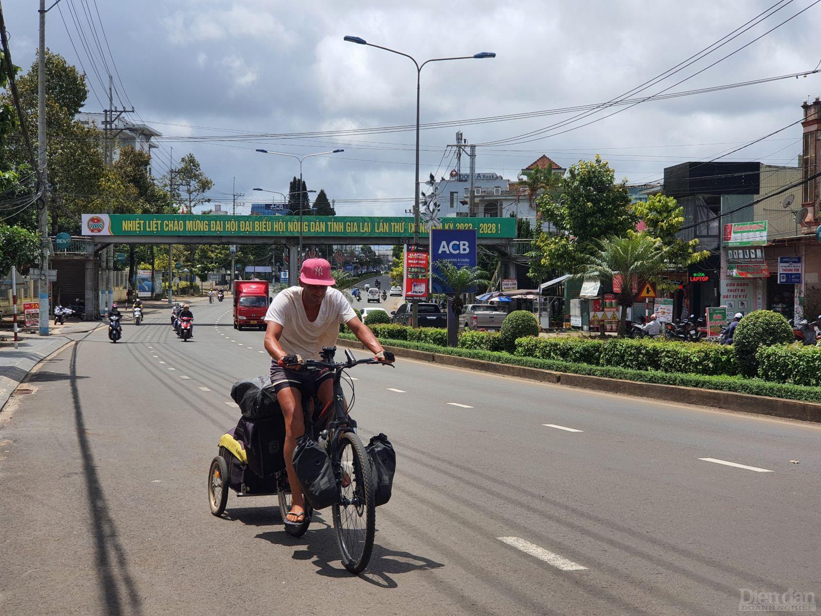 Khách nước ngoài tự đạp xe tham quan khám phá Gia Lai