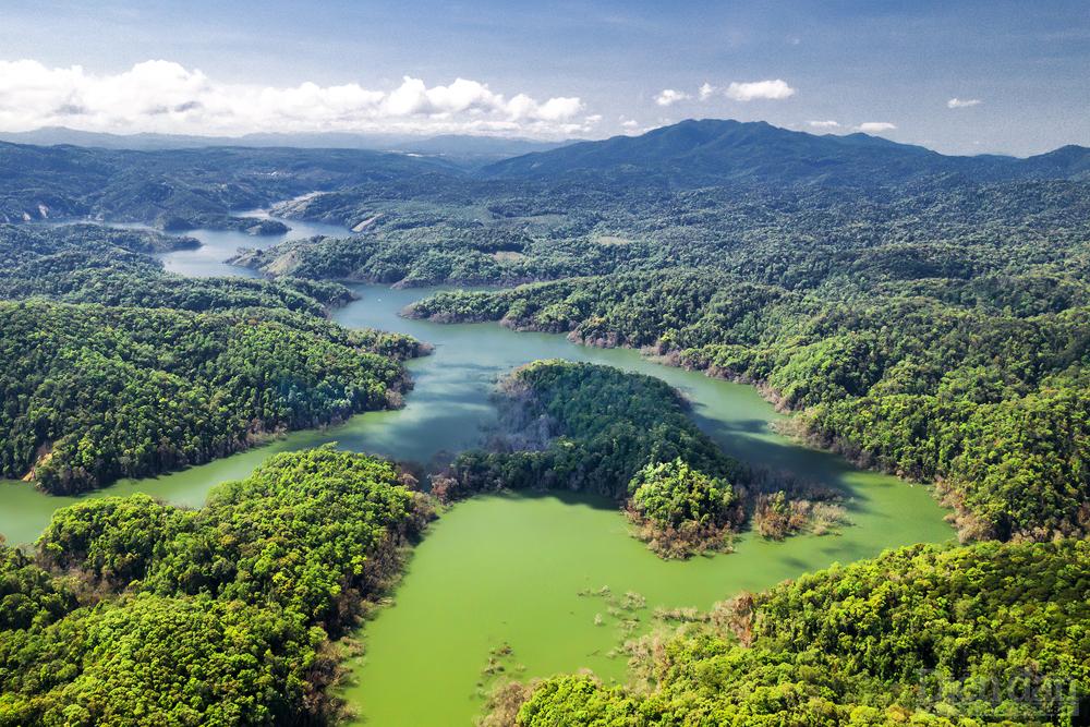 Cảnh đẹp của lòng hồ thuỷ điện Thượng Kon Tum được các cánh rừng bao quanh 