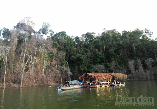 Du khách trải nghiệm trên lòng hồ thuỷ điện Thượng Kon Tum
