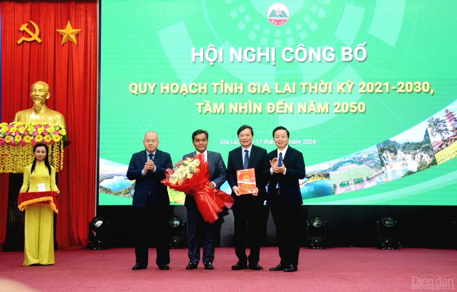 Phó Thủ tướng trao quyết định phê duyệt Quy hoạch cho lãnh đạo tỉnh Gia Lai