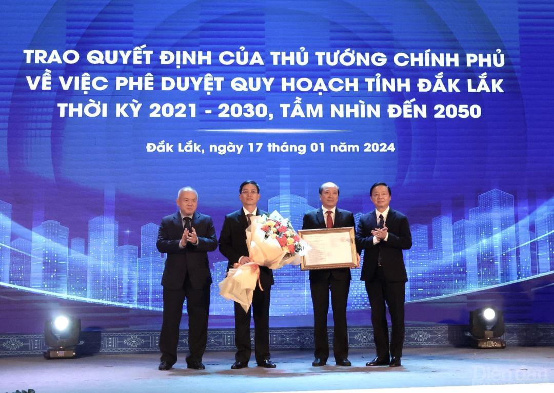 Phó Thủ tướng Chính phủ Trần Hồng Hà trao quyết định công bố quy hoạch tỉnh Đắk Lắk
